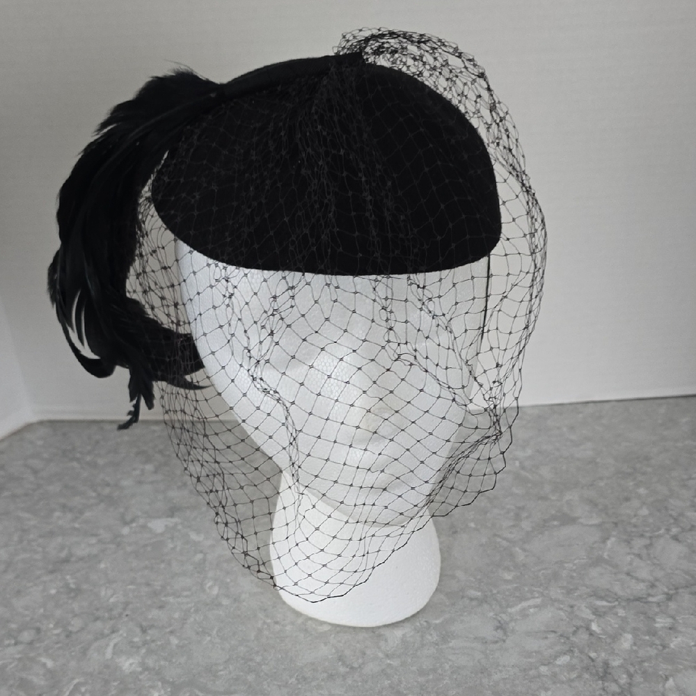 Chic Black Veil Fascinator With Chin Sting Strap